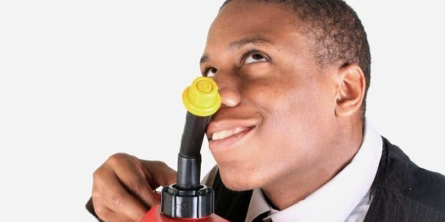 رائحة البنزين هي السبب الذي قد يُفسّر انجذاب البعض إلى رائحة البنزين