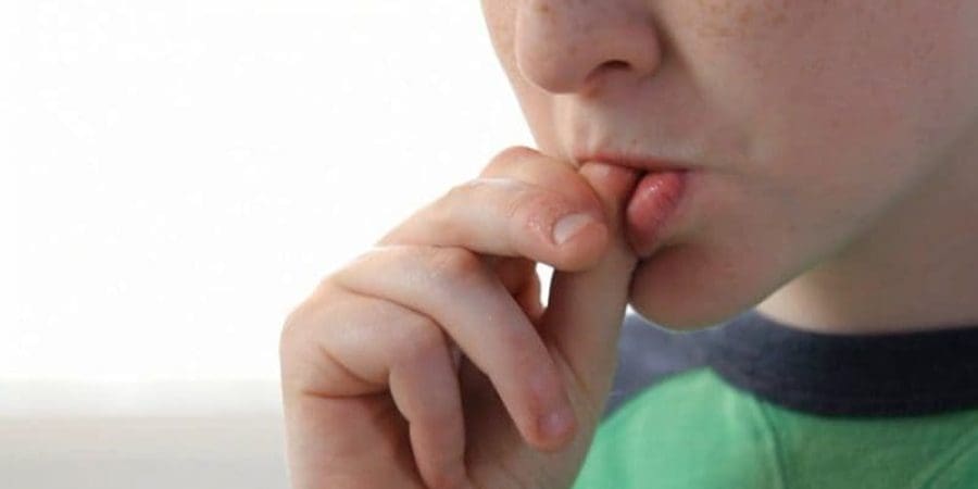 قضم الأظافر سلوك منتشر في العالم وبشكل خاص بين صفوف الأطفال والمراهقين