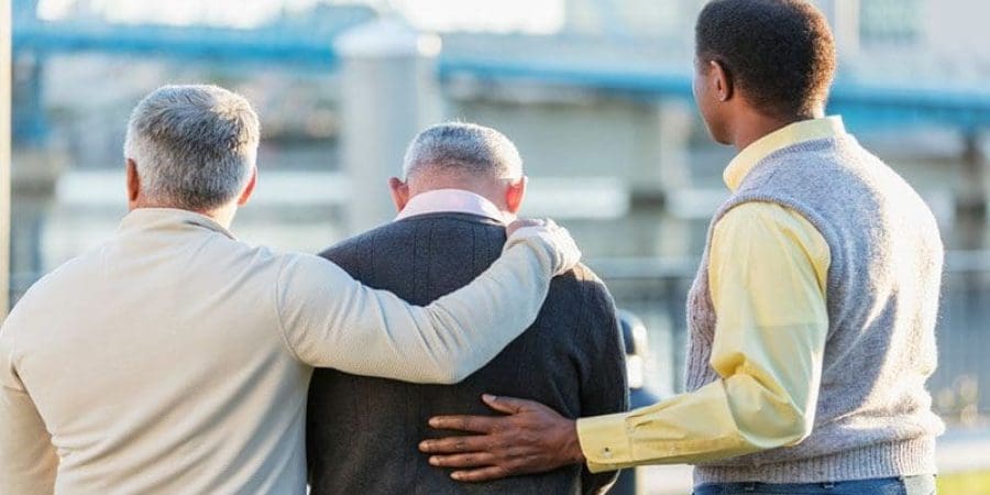 يجادل بعض علماء النفس بضرورة عدم الاعتماد على التعاطف في إطلاق أحكامنا الأخلاقية باعتباره شعورًا مضللًا (مواقع التواصل)