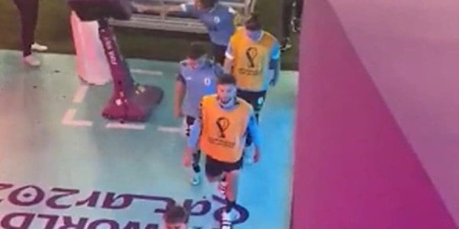 كافاني يفقد أعصابَه بعد اعتدائه على جهاز تقنية الفيديو