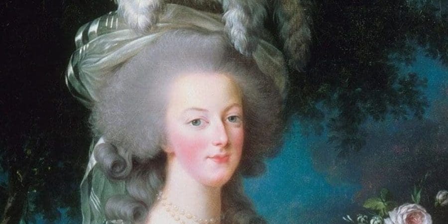 ماري أنطوانيت ابتدعت صيحات عديدة لموضة تصفيف الشعر من بينها استخدام الريش الطويل (مواقع التواصل)