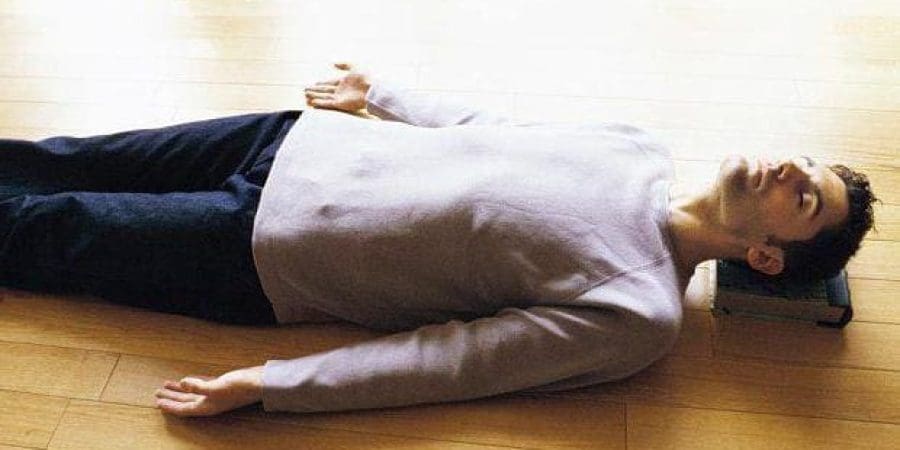 النوم على الأرض