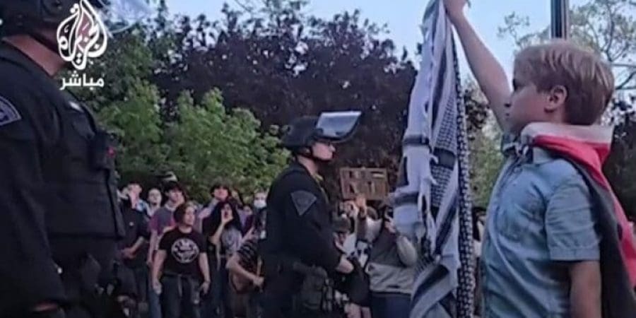 بالكوفية الفلسطينية.. طفل يواجه الشرطة الأمريكية!