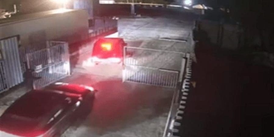 بمنتهى السهولة.. لصوص يسرقون 5 سيارات في 60 ثانية.