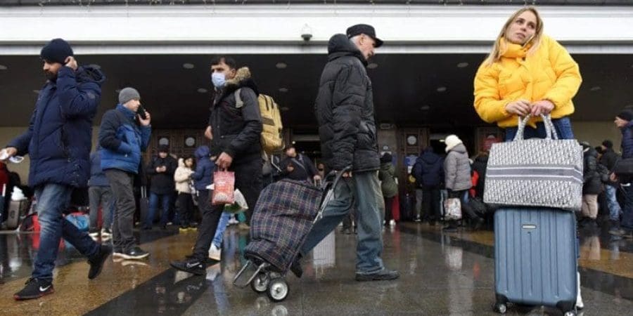 مواطنون ومغتربون في انتظار المغادرة بمحطة كييف المركزية للسكك الحديدية (وكالة الأنباء الأوروبية)