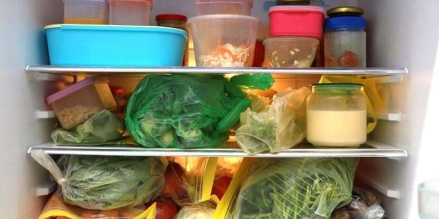 تتحلل مادة البيسفينول سريعا وتختلط بالطعام بمساعدة الحرارة والأحماض والمواد القلوية (غيتي)