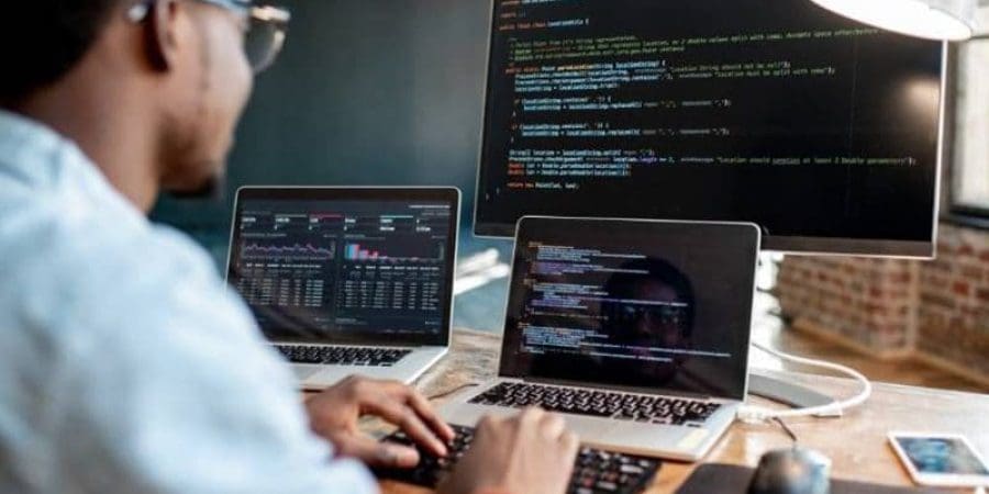 اللغات عالية المستوى عمومًا تعرف أنها تلك التي تكون قريبة إلى الطريقة التي نتواصل ونفكر بها نحن البشر