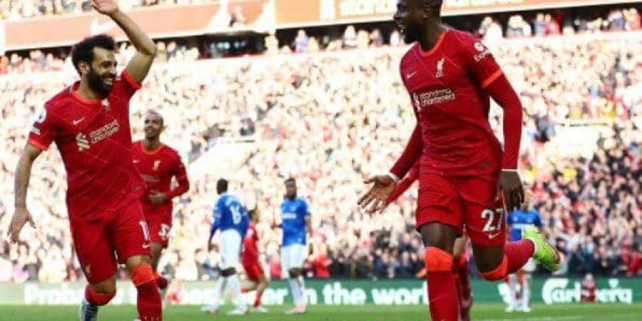 أوريجي يحتفل بهدفه مع محمد صلاح