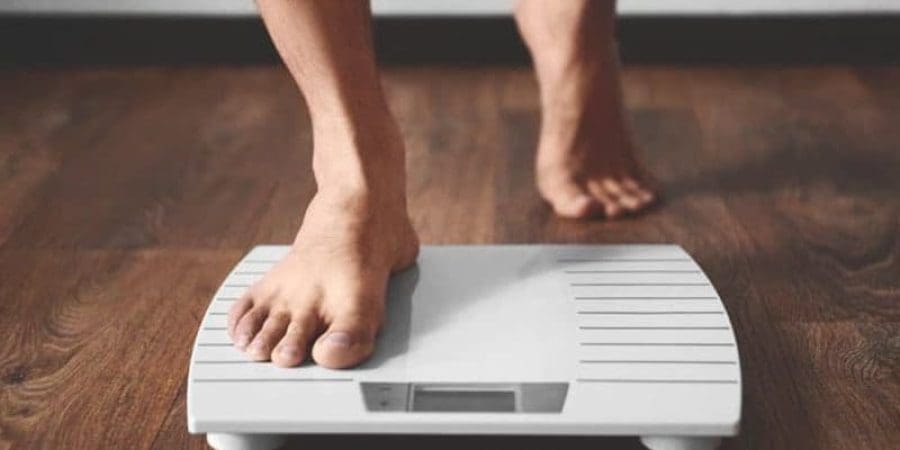 عندما تقف على الميزان فإنه في الواقع يقيس الجاذبية بينك وبين الأرض ويعطيك نتيجة وزنك بالكيلوغرامات.