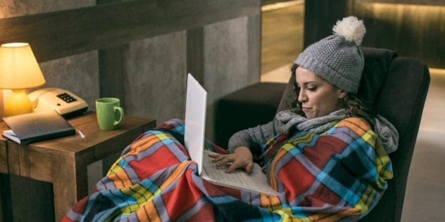 فتح النوافذ في الشتاء لمدة 5 أو 10 دقائق لن يخفض درجات الحرارة ويتسبب في إصابتك بنزلة برد (غيتي)