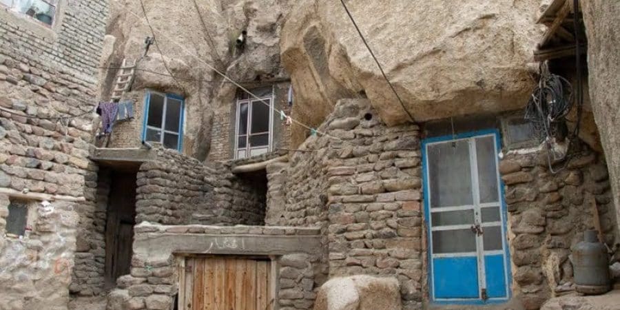 منزل داخل القرية الصخرية الوحيدة المأهولة في العالم
