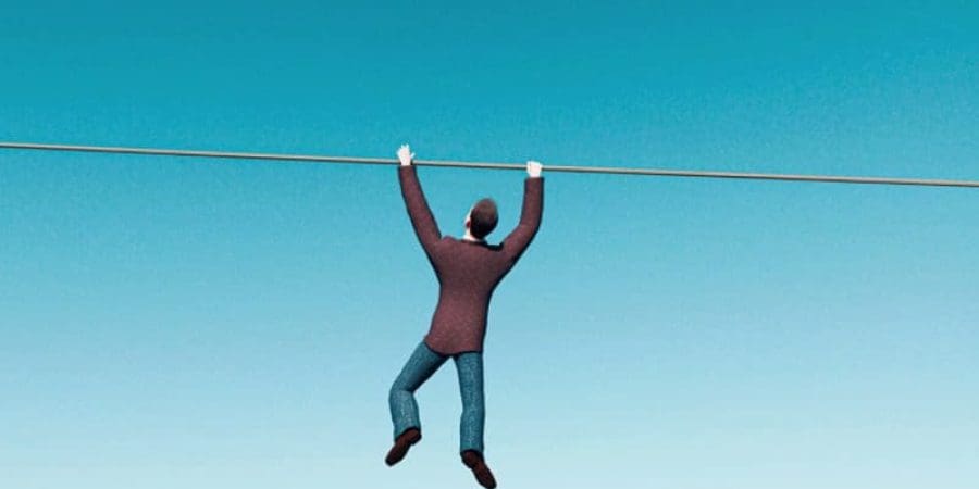 المطلوب لجأ للتعلق بالسلك الكهربائي بجانب منزله للهرب من الشرطة