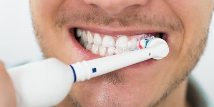 استغل وقت تنظيف الأسنان بالمشي بدلًا من التحديق في المرآة