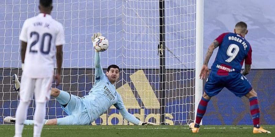 حارس ريال مدريد يتصدى لركلة جزاء ناجحة من لاعب ليفانتي