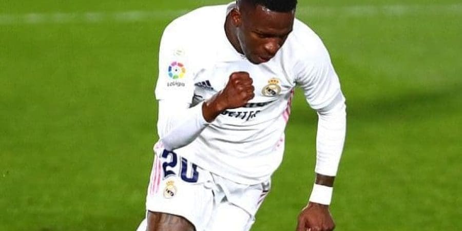 فينسوس يسجل هدف التعادل بالدقيقة الأخيرة