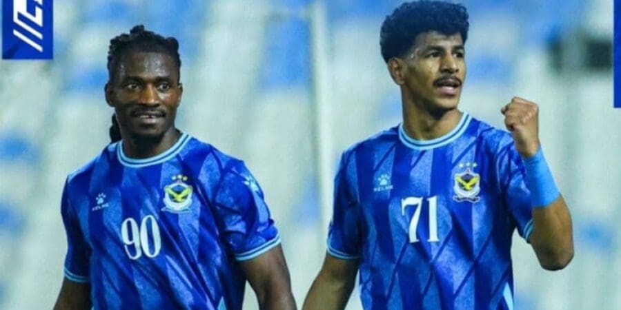 عصام الصبحي يحتفل مع زميله جيبور ويليام بالهدف الأول