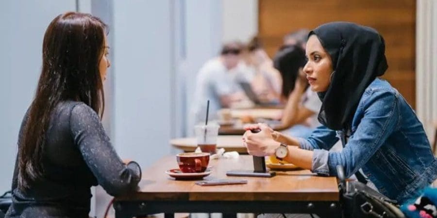 الحديث إن تحوّل إلى جدال فالنتيجة تكون دائمًا الخسارة لجميع الأطراف حتى للفائز ظاهريًا (بيكسلز)