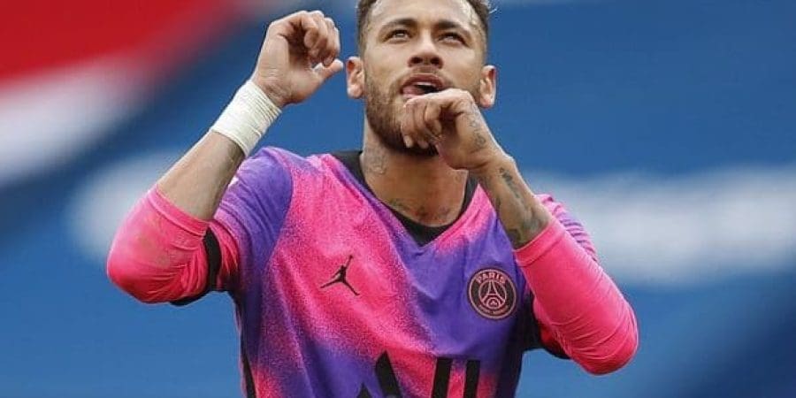 نيمار يحتفل بتسجيله هدفي المباراة لفريقه