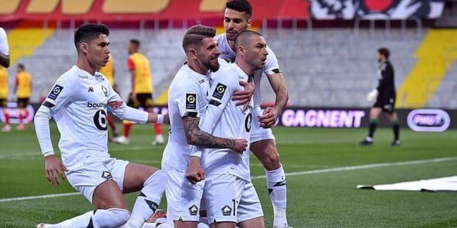 يلماز يحتفل بهدفه مع زملائه في المباراة