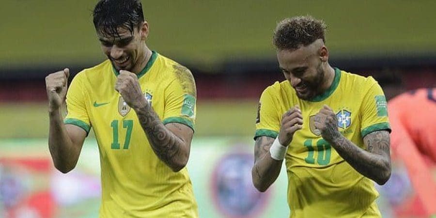 نيمار يحتفل بهدفه مع زميله