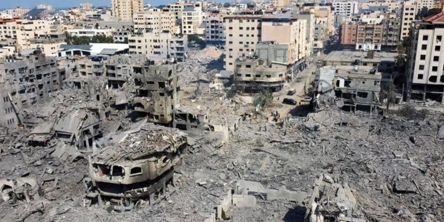 غزة تعرضت حتى الآن لدمار هائل والقصف متواصل (رويترز)