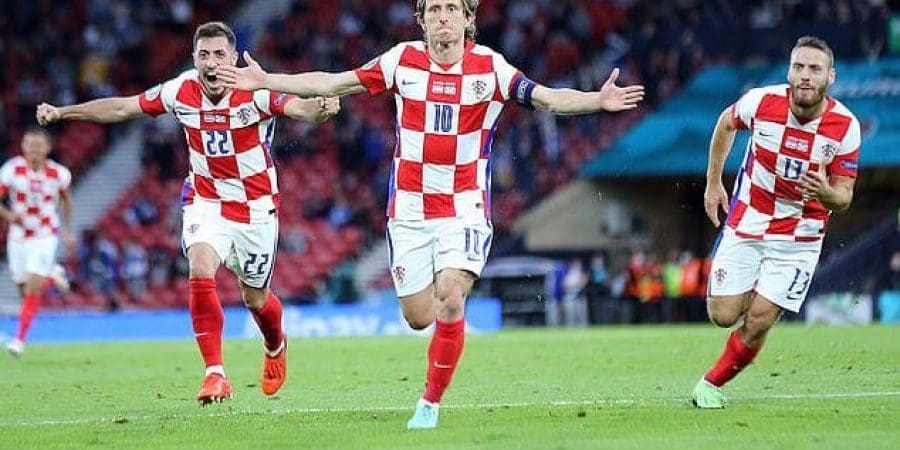 فرحة لوكا مودريش بهدفه في اسكتلندا