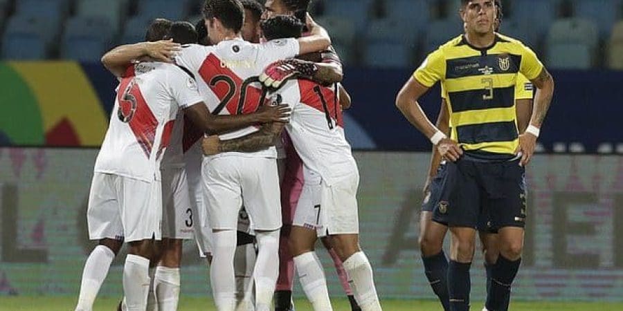 لاعبي بيرو يحتفلون بالتعادل