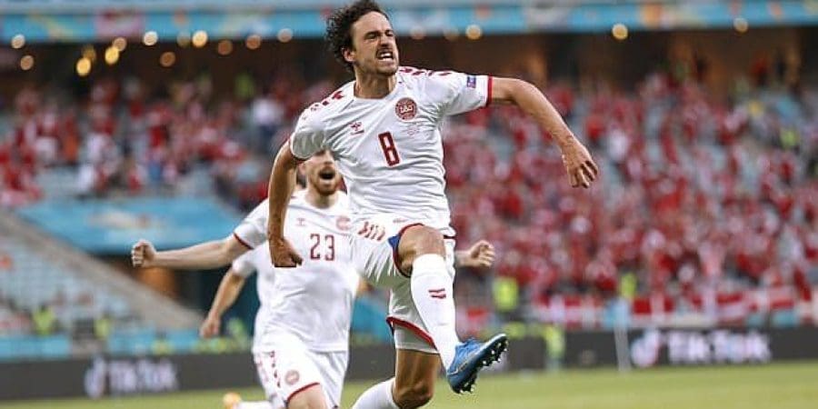 فرحة مهاجم الدنمارك بعد تسجيل هدف التقدم