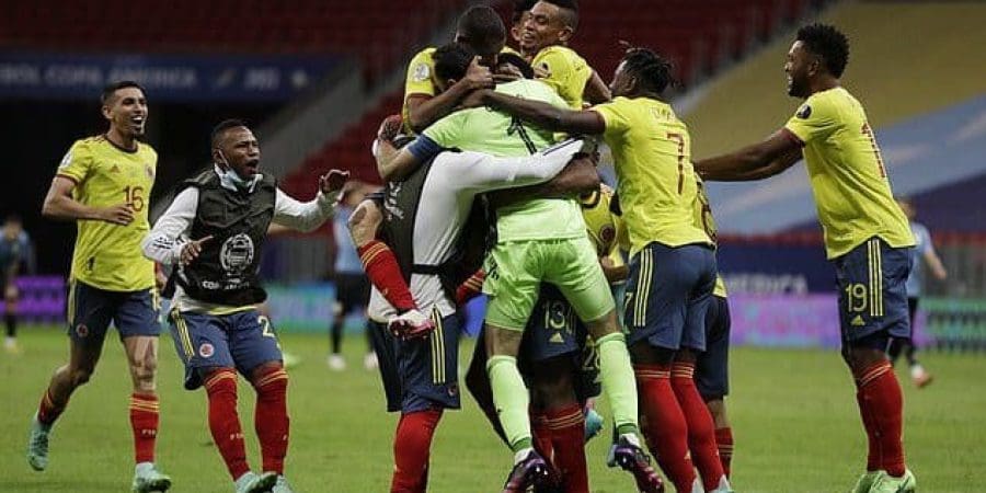 فرحة نجوم كولومبيا بعد انتهاء ركلات الترجيح