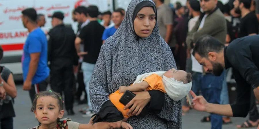 ملامح الفزع ترتسم على وجه سيدة فلسطينية وابنتها جراء القصف الإسرائيلي.