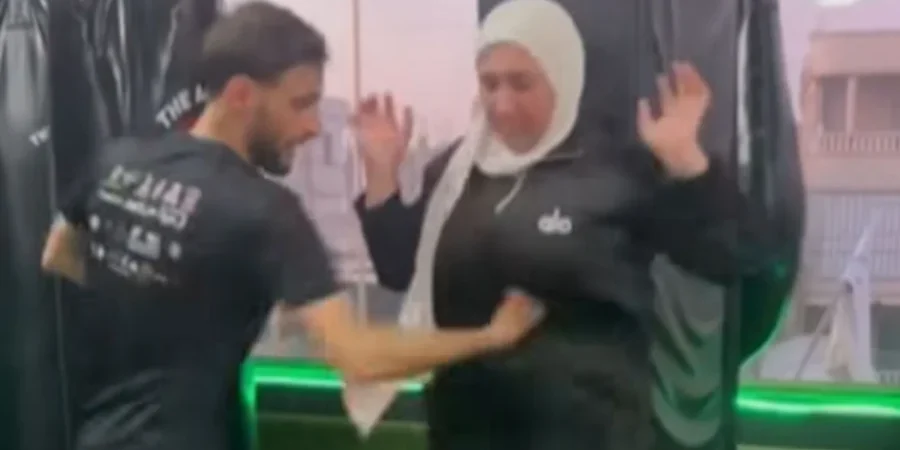 المدرب يوجه لكمة لمعدة إحدى المتدربات