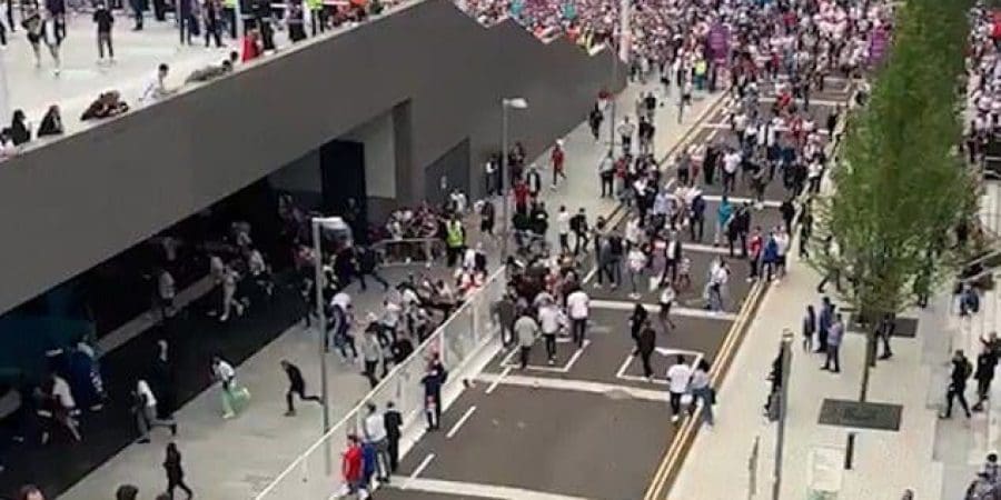 الجماهير أثناء اقتحام الملعب
