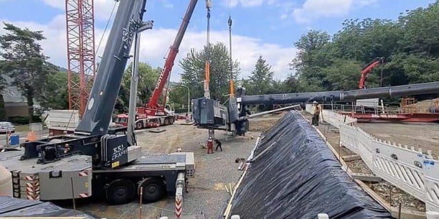 نجاة عاملين بأعجوبة