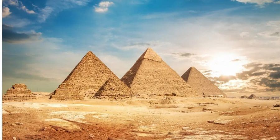 أهرامات الجيزة في مصر (شترستوك)