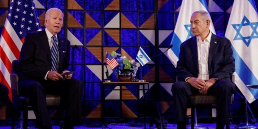 الرئيس الأمريكي جو بايدن مع رئيس الوزراء الإسرائيلي بنيامين نتنياهو أثناء زيارته لإسرائيل