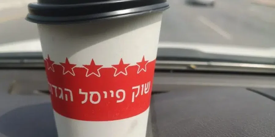 كوب الشاي الذي أثار غضب العمانيين. المصدر: تويتر
