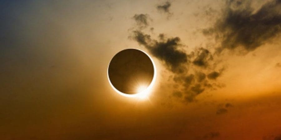 العالم يشهد ظاهرة الكسوف الجزئي للشمس