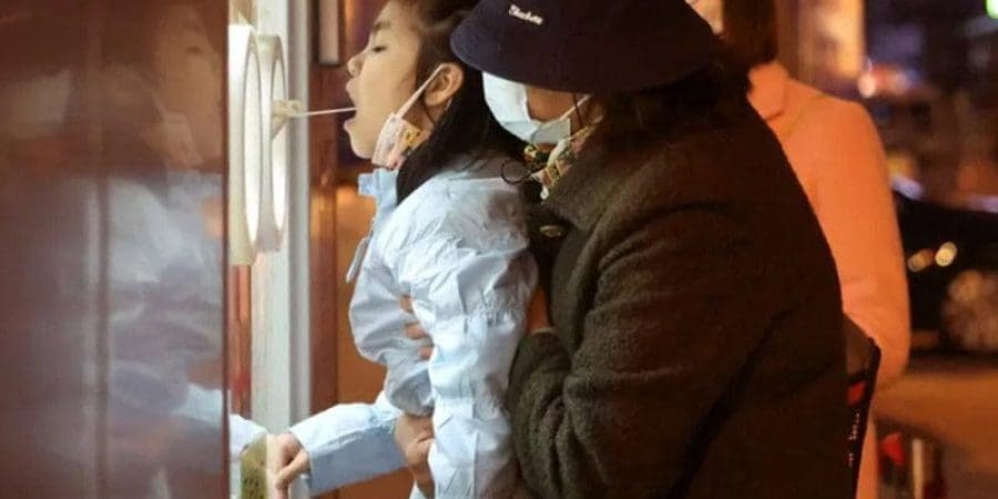 طفلة تخضع لفحص كورونا في الصين