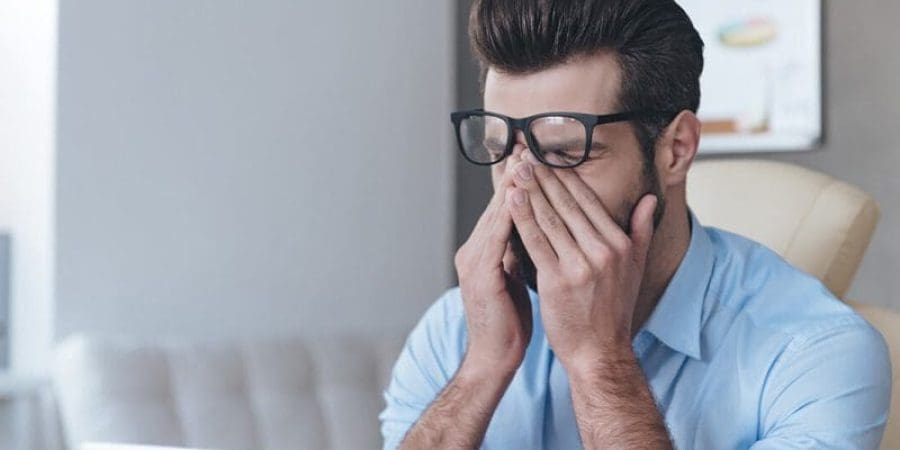 إذا كنت تستخدم أجهزة الحاسوب فحاول تقليل الضغط على عينيك لمدة 10 دقائق بعيدًا عن الشاشة (غيتي)