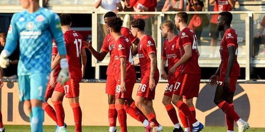 فرحة لاعبي ليفربول بالهدف الوحيد في المباراة