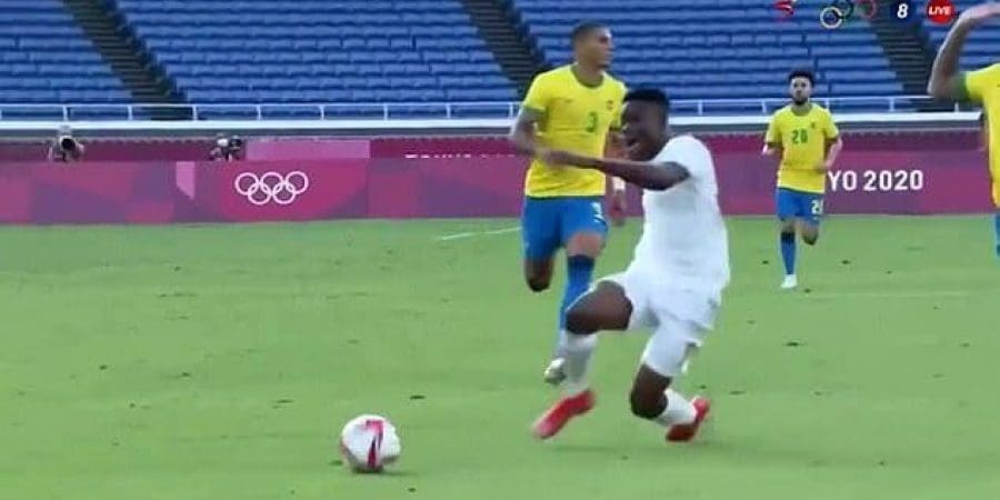 لاعب ساحل العاج لحظة سقوطه دون أحتكاك من الخصم