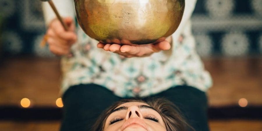 العلاج بالصوت يسمح بتحويل مستويات الطاقة المنخفضة إلى ترددات مرتفعة بحسب كوزما