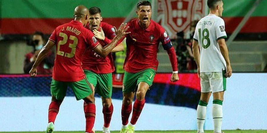 فرحة رونالدو بعد تسجيل هدفين متتالين للبرتغال