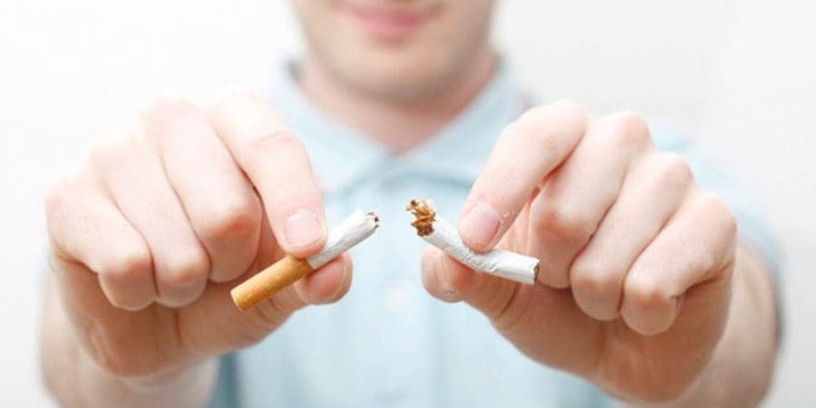 بعد ثبوت أضرار التدخين، تبنى العديد من الدول توجيهات المنظمات الصحية الدولية للحد منه (شترستوك)