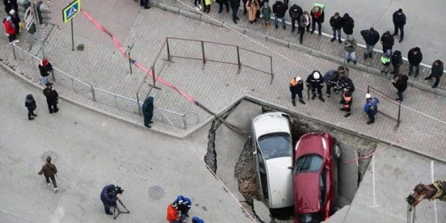 49113913-10087419-There_were_reportedly_no_injuries_caused_by_the_sinkhole_though_-a-33_1634123238897