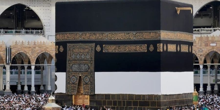 خلال مراسم استبدال ثوب الكعبة العام المنصرم