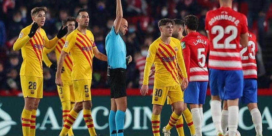 لاعب برشلونة يتعرض للطرد قبل نهاية المباراة بـ 11 دقيقة