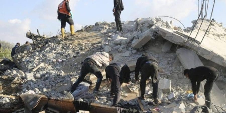 البحث عن ضحايا أو ناجين عقب غارة إسرائيلية على مبنى سكني في رفح السبت