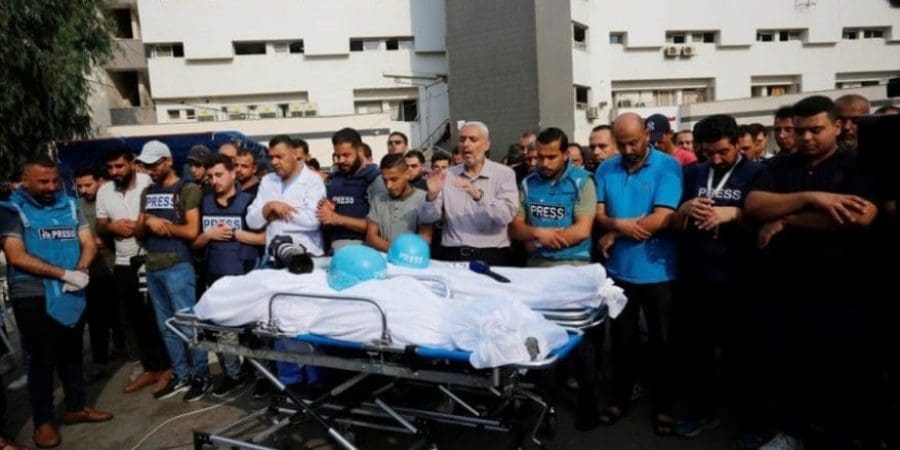 صحفيون يؤدون صلاة الجنازة على زميلين قتلا بقصف إسرائيلي, الأناضول.