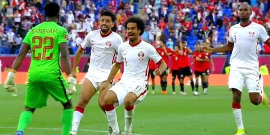 فرحة نجوم قطر بعد نهاية المباراة بفوز العنابي